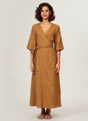 Rochie lungă croială cambrată mâneci 3/4 maro INDI & COLD femeie