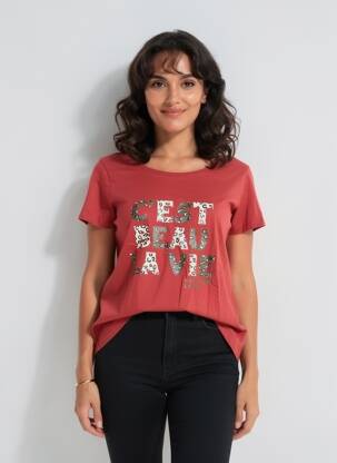 Tricou serigrafie flockată mâneci scurte roșu C'EST BEAU LA VIE femeie