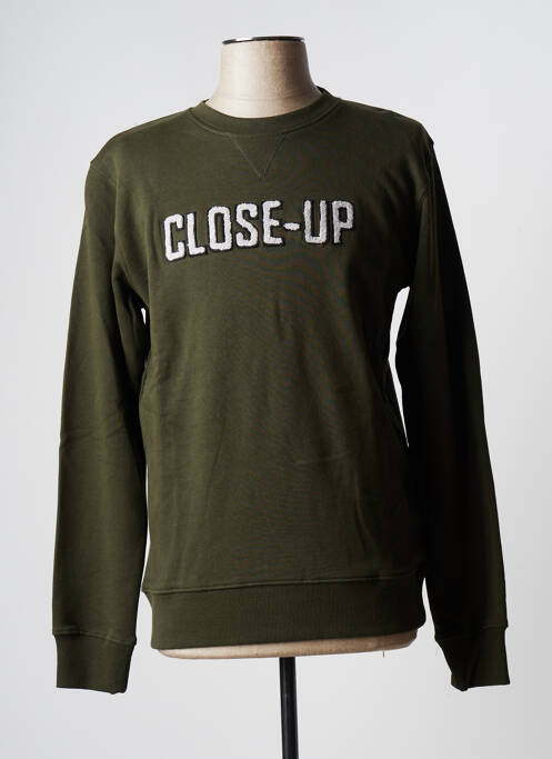 Hanorac verde CLOSE-UP bărbat