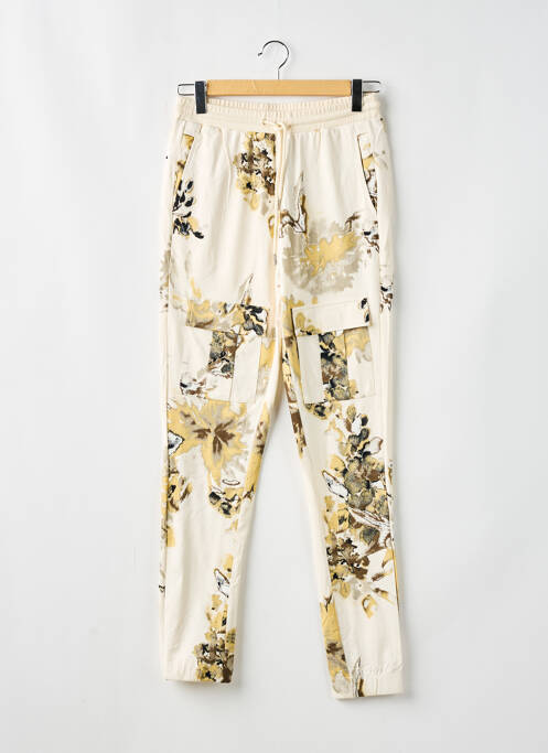 Trening bej NÜ femeie