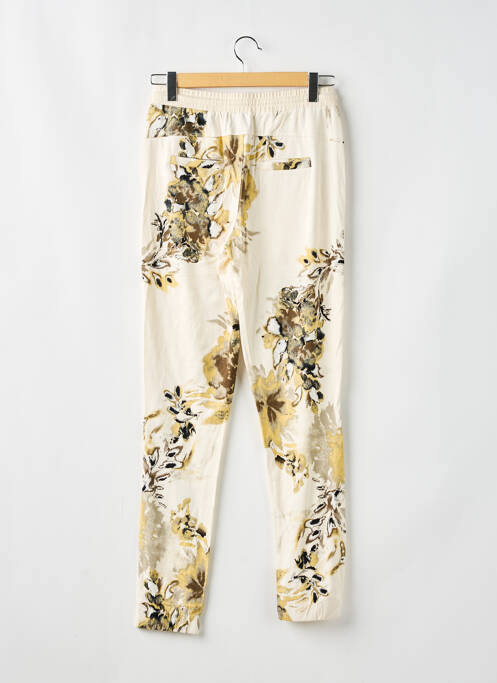 Trening bej NÜ femeie