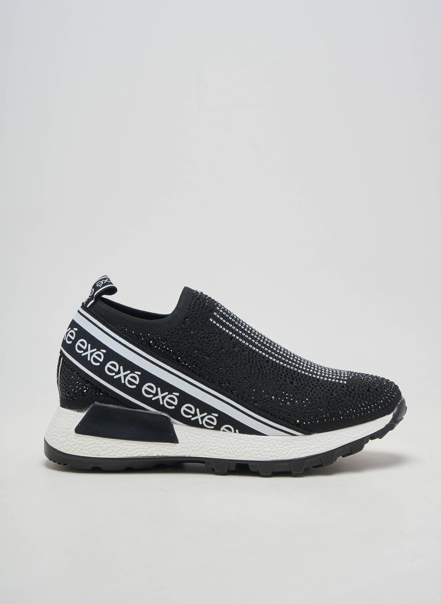 Adidași închidere elastică toc plat până la 3 cm negru EXÉ femeie