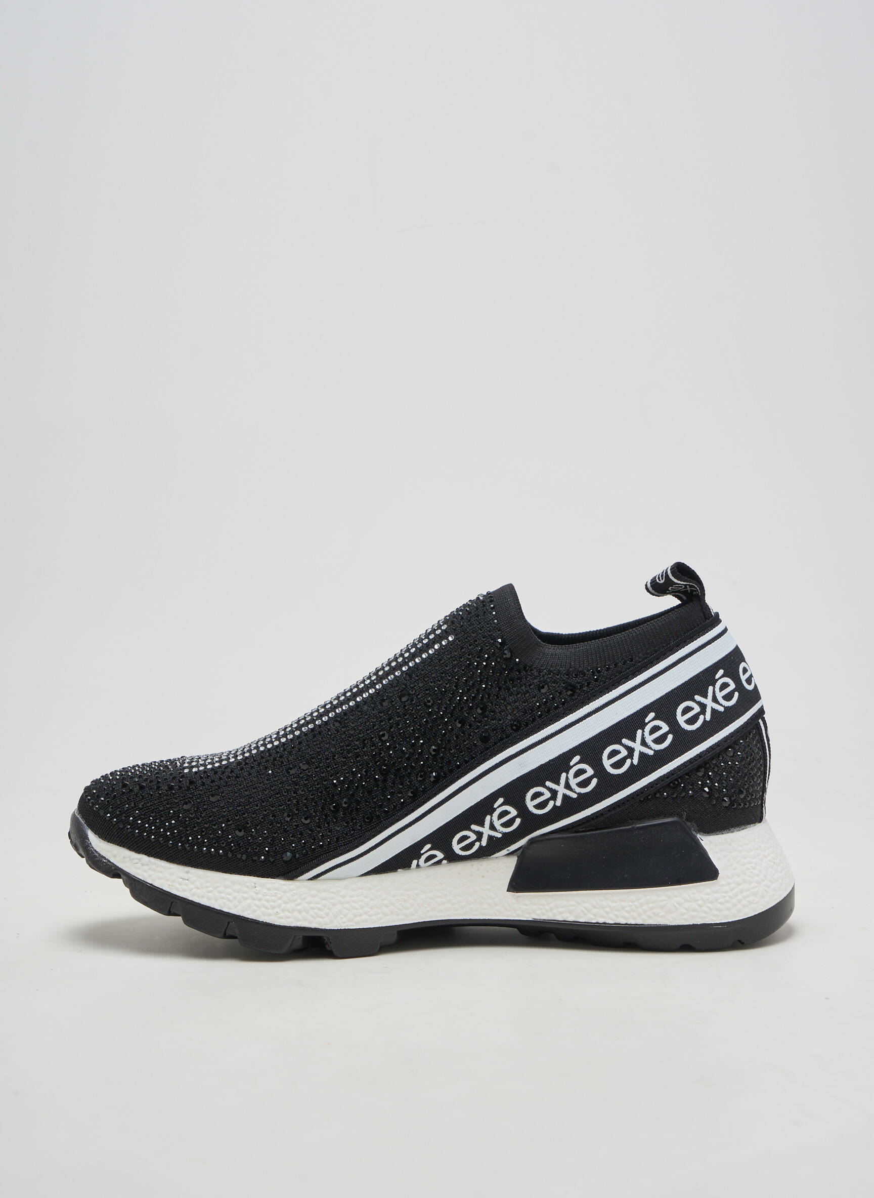 Adidași închidere elastică toc plat până la 3 cm negru EXÉ femeie