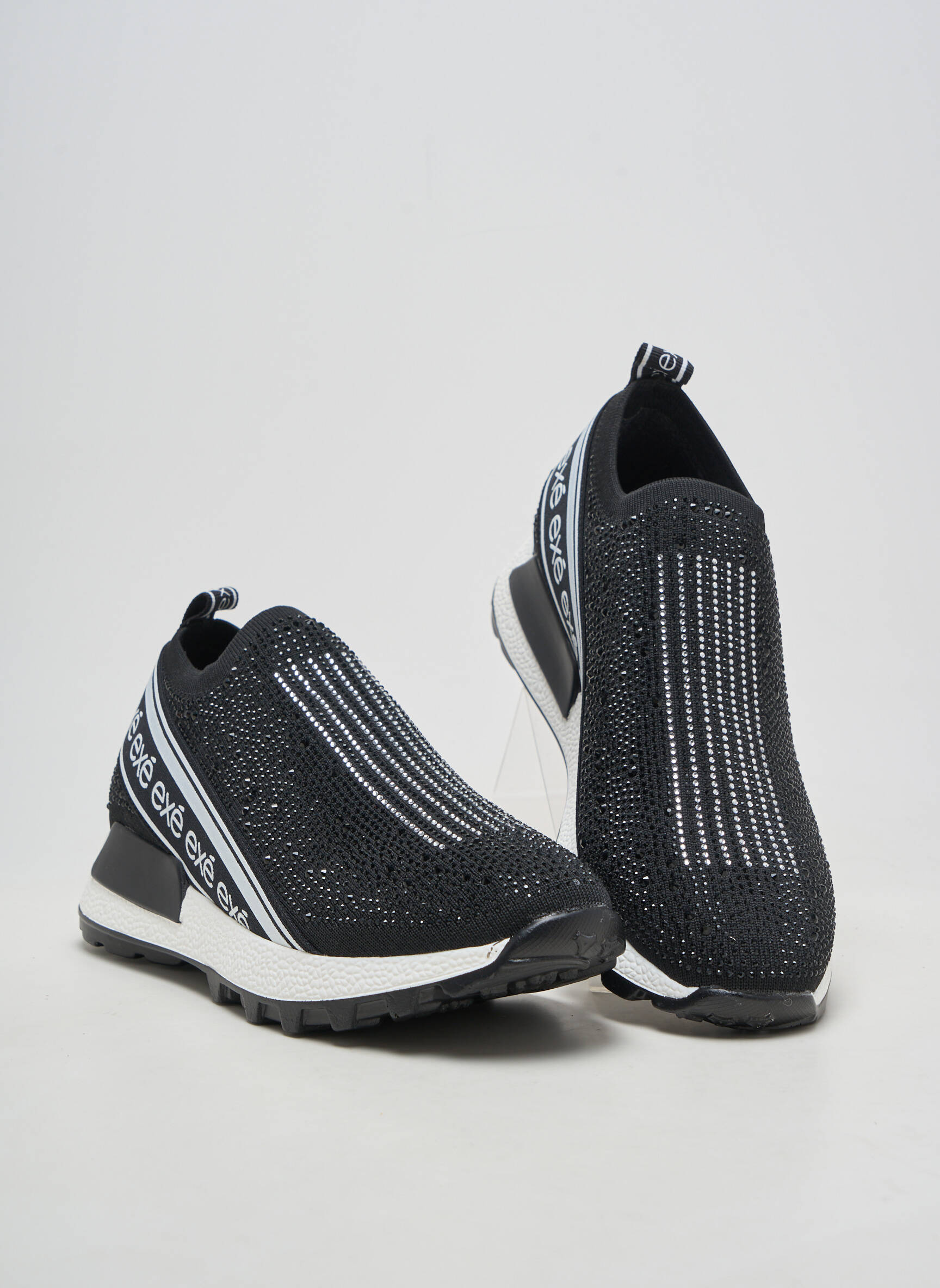 Adidași închidere elastică toc plat până la 3 cm negru EXÉ femeie