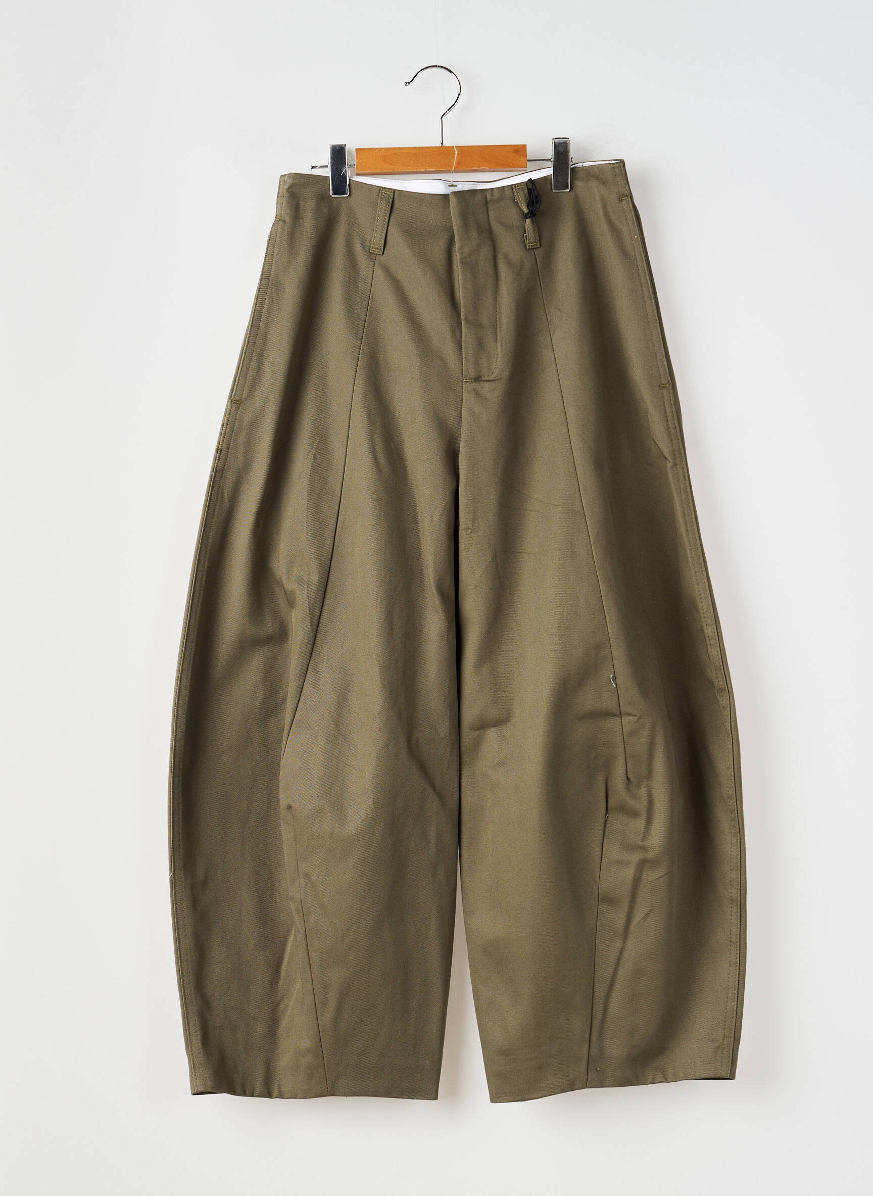 Pantalon drept închidere cu fermoar sub clapetă cu nasturi verde PLEASE femeie
