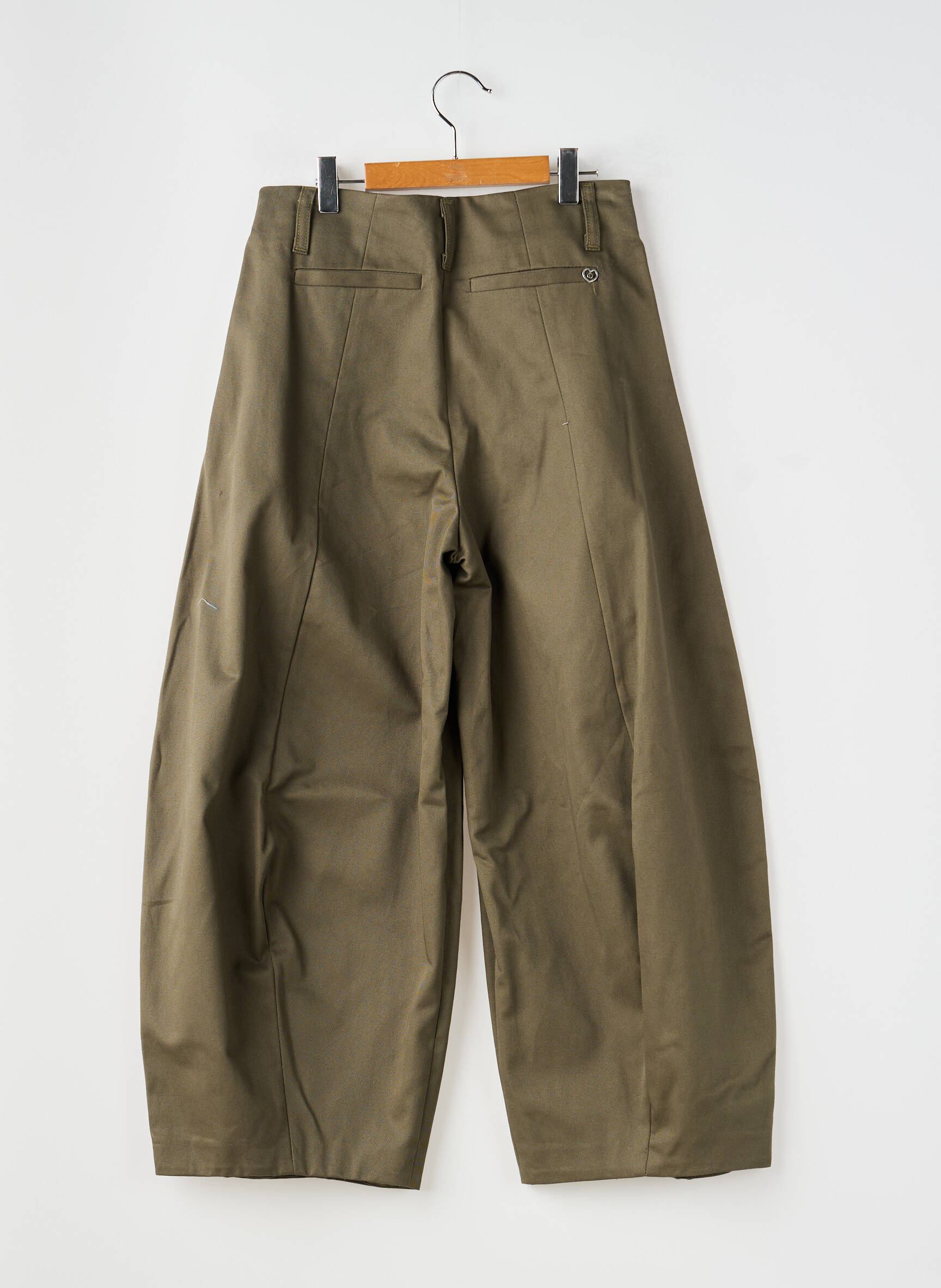 Pantalon drept închidere cu fermoar sub clapetă cu nasturi verde PLEASE femeie