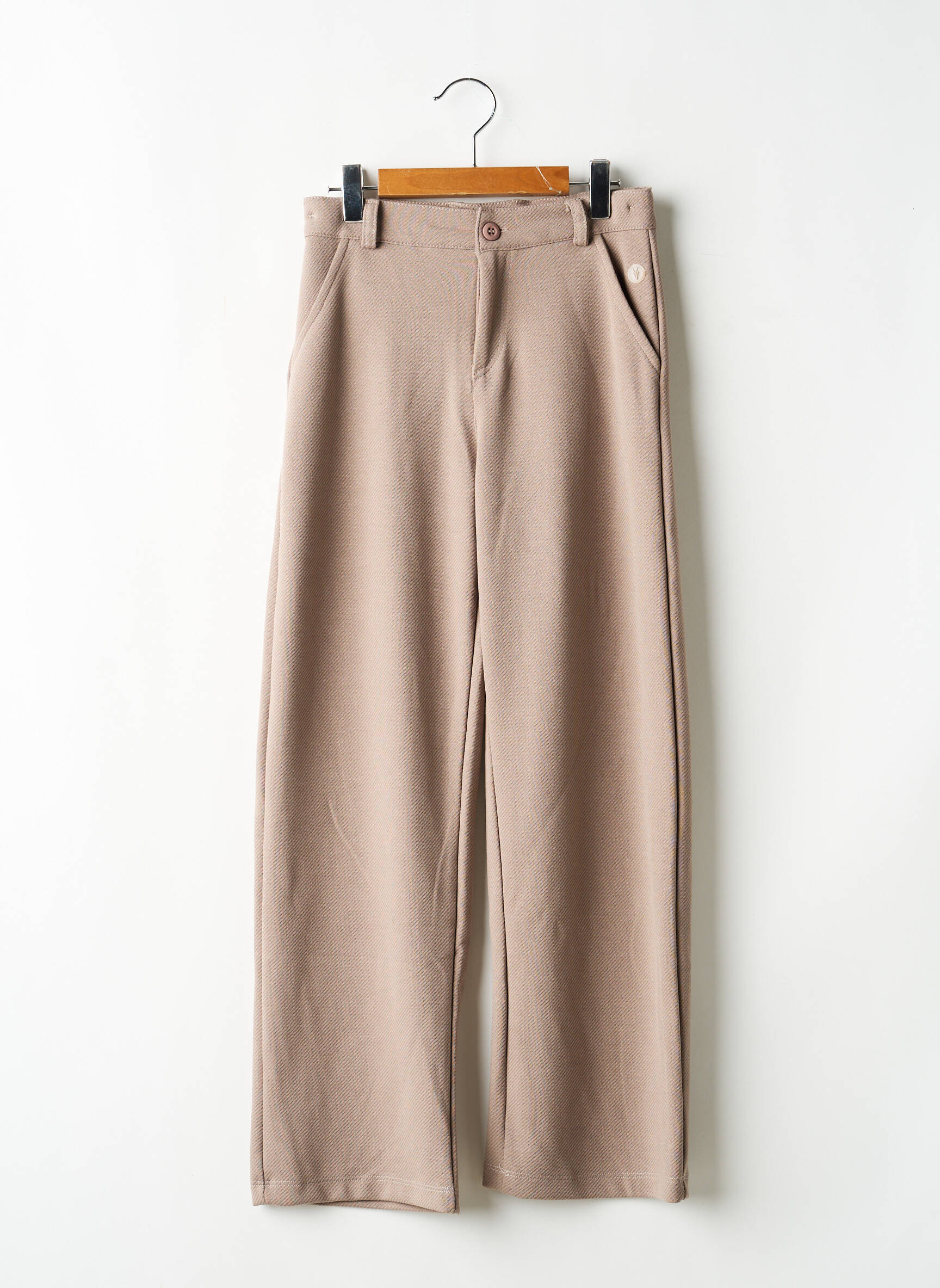 Pantalon drept închidere cu fermoar sub clapetă cu nasturi bej LEVV LABEL fată
