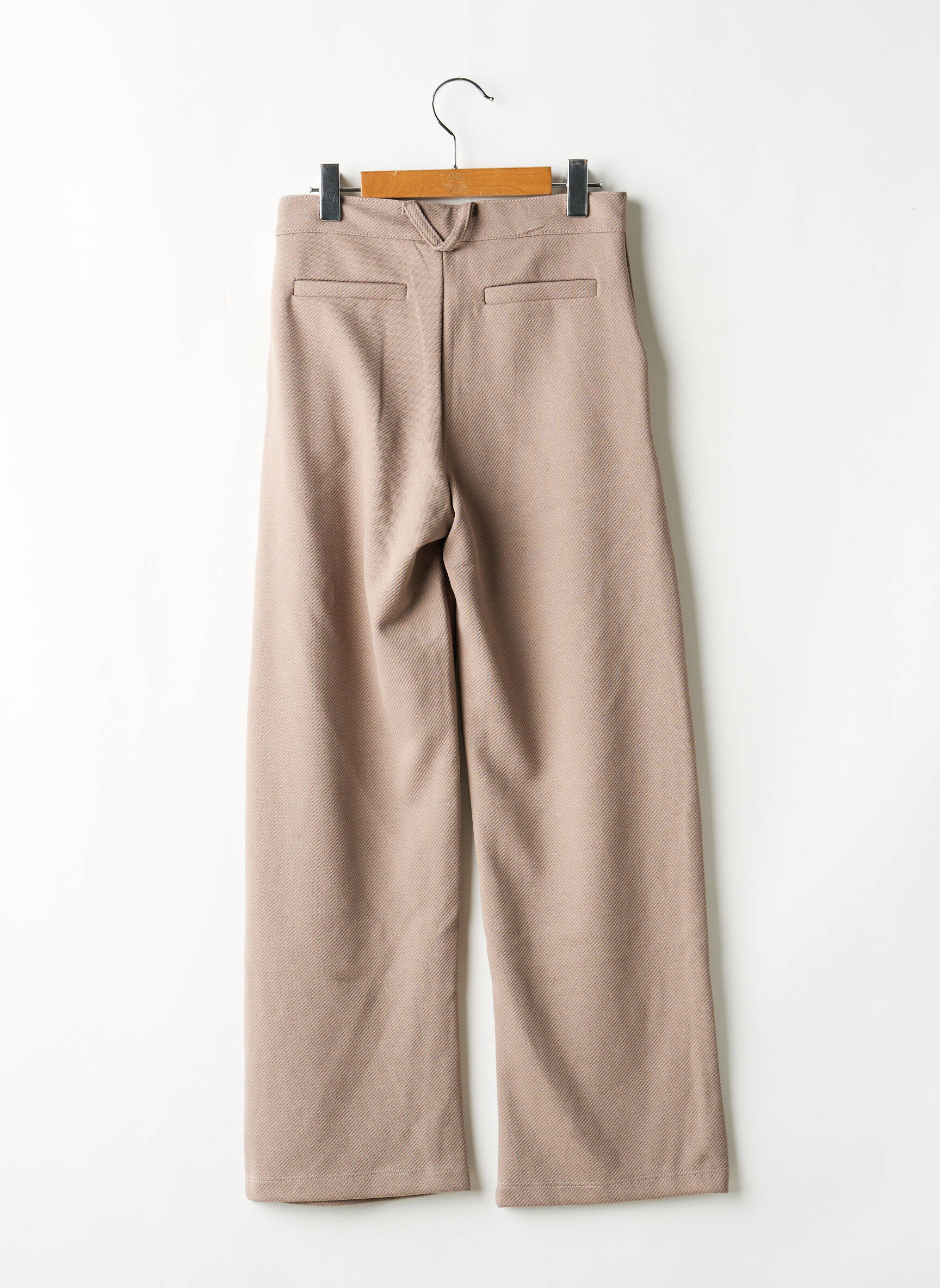 Pantalon drept închidere cu fermoar sub clapetă cu nasturi bej LEVV LABEL fată