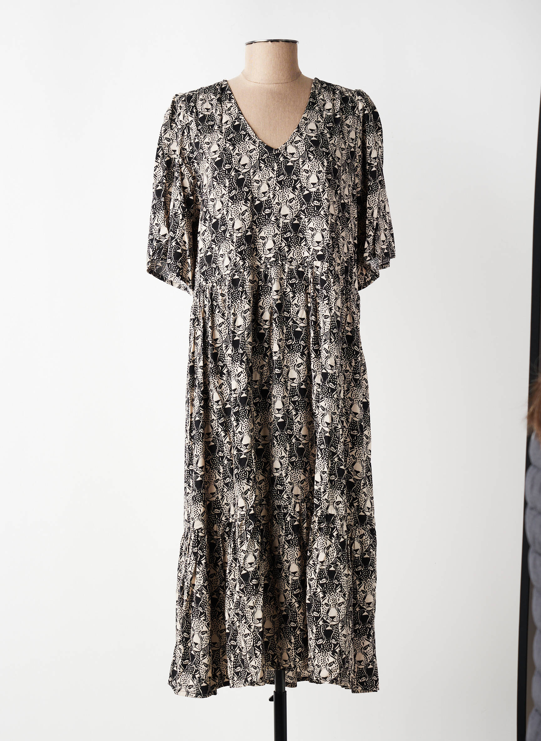 Rochie midi imprimeu fantezie mâneci scurte negru ZILCH femeie