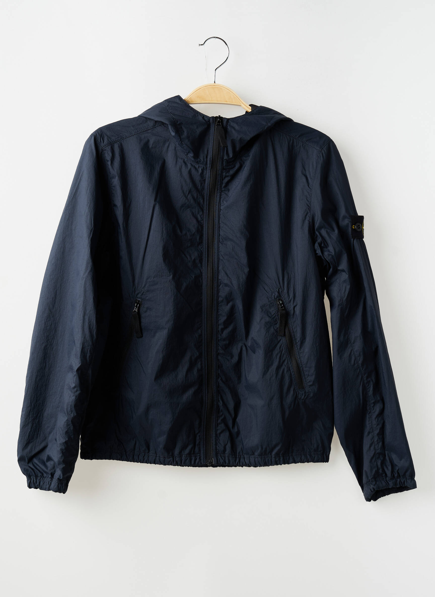 Jachetă vânt efect material satinat cu glugă albastru STONE ISLAND băiat
